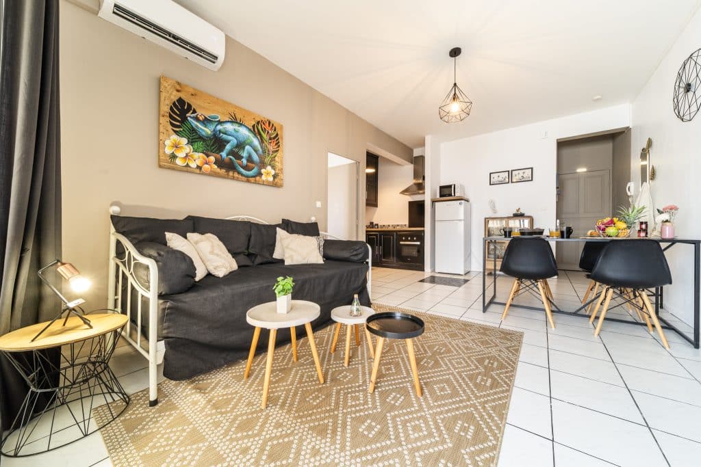 logement vacances meublé classé saint pierre centre ville proche plage coco run interieur salon cuisine