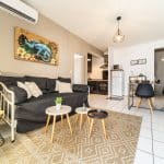 logement vacances meublé classé saint pierre centre ville proche plage coco run interieur salon cuisine
